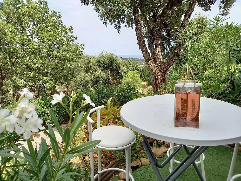 Charmant Résidence: Tranquil Oasis in Saint-Tropez Gulf Grimaud