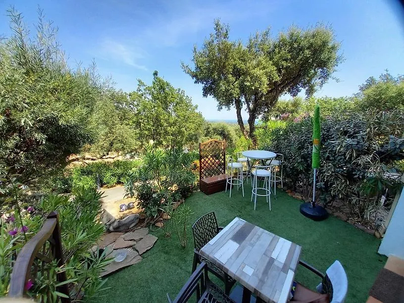 Charmant Résidence: Tranquil Oasis in Saint-Tropez Gulf Grimaud Apartment
