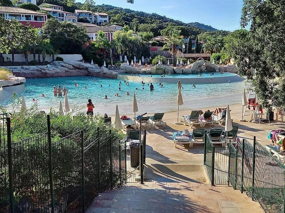 Charmant Résidence: Tranquil Oasis in Saint-Tropez Gulf Grimaud