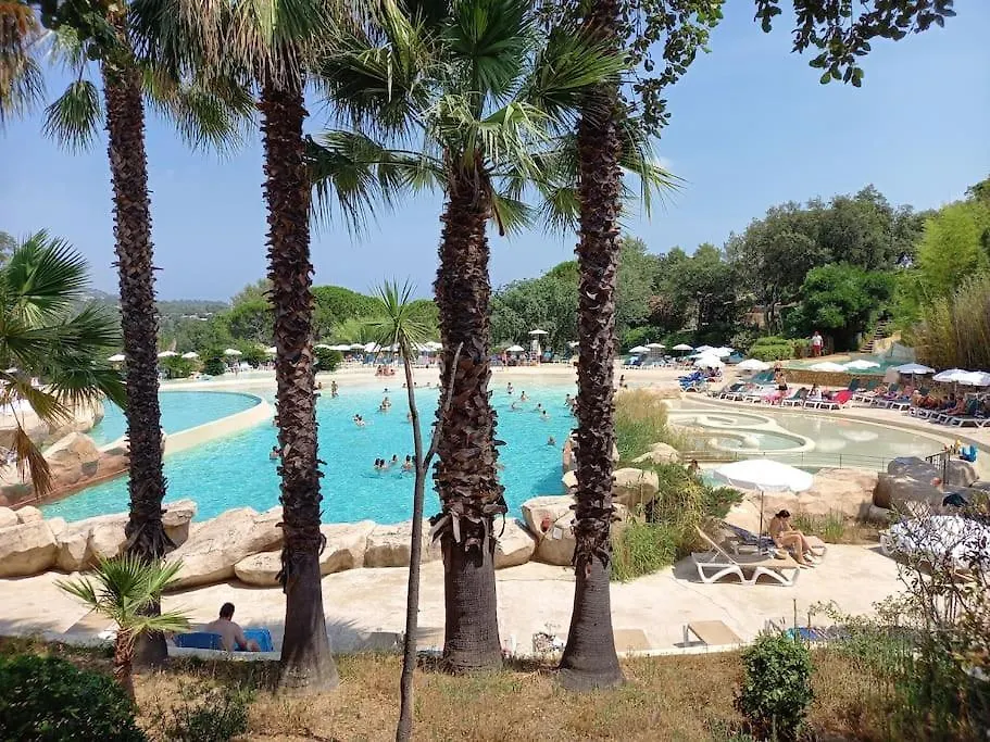 Charmant Résidence: Tranquil Oasis in Saint-Tropez Gulf Grimaud Apartment