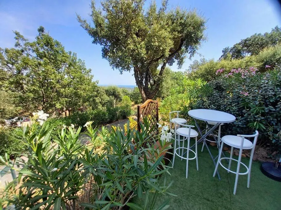 Charmant Résidence: Tranquil Oasis in Saint-Tropez Gulf Grimaud
