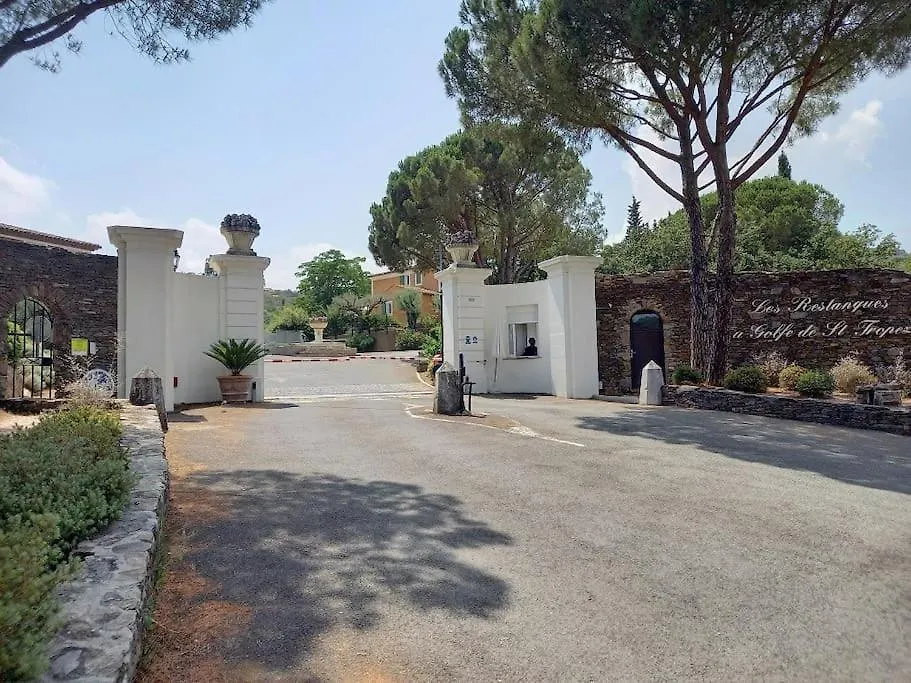 Charmant Résidence: Tranquil Oasis in Saint-Tropez Gulf Grimaud Apartment