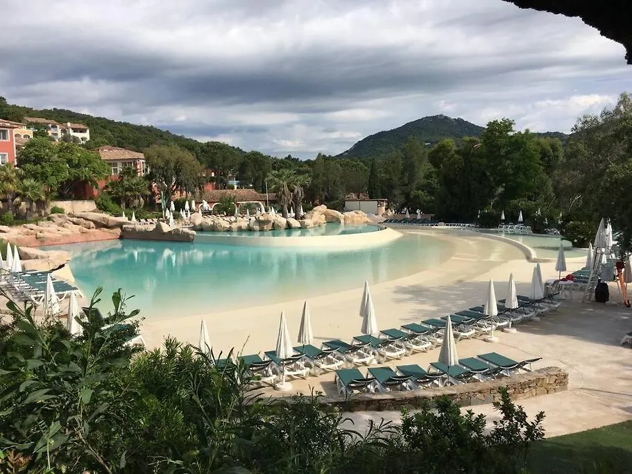 Charmant Résidence: Tranquil Oasis in Saint-Tropez Gulf Grimaud Apartment